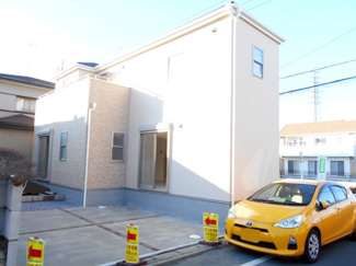 【外観】 | 蓮田市　西城2丁目　駐車並列2台。角地。内覧可能。お迎えもいたします。ローン相談お任せ下さい。現金でも購入可能です。価格変更です。