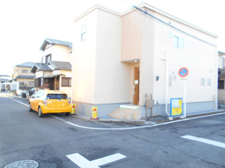 【外観】 | 蓮田市　西城2丁目　駐車並列2台。角地。内覧可能。お迎えもいたします。ローン相談お任せ下さい。現金でも購入可能です。価格変更です。