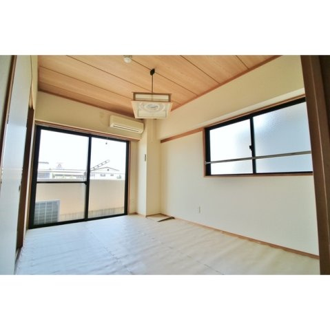 吉田グリーンハイツⅡの居間・リビング