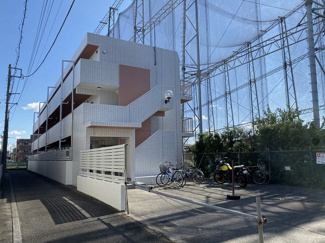 【外観】 | 複数の沿線が利用できる「日吉」駅まで徒歩圏内！コンビニ・スーパー・ドラッグストアが近くて便利な立地の3階建てマンションです♪