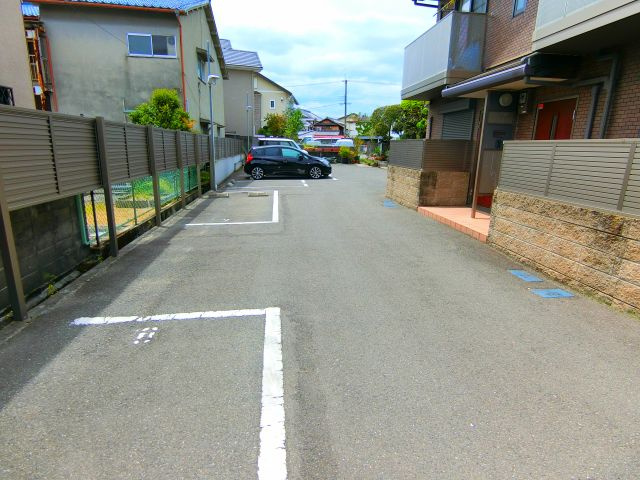 クレストコートA棟の駐車場