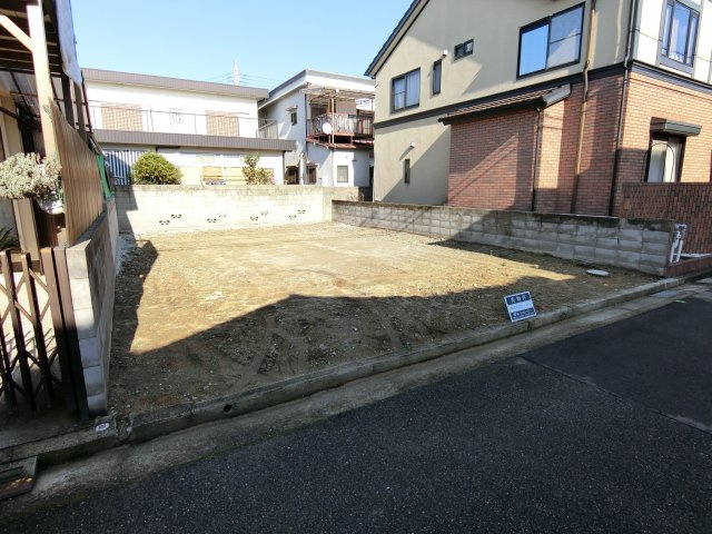 明石市藤が丘1丁目 土地の前面道路含む現地写真|道路との高低差がありません