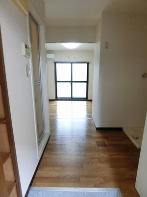 【展望】 | ホワイトエレガンスⅡ | 玄関から室内への景観です！キッチンの奥に洋室7帖のお部屋があります♪