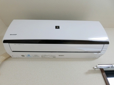 【設備】 | ホワイトエレガンスⅡ | 暑い夏や寒い冬に大活躍のエアコン付きです☆冷暖房完備で1年中快適に過ごせます♪