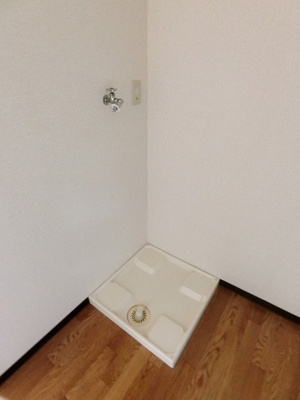 【設備】 | ホワイトエレガンスⅡ | キッチンにある室内洗濯機置き場です♪防水パンが付いているので万が一の漏水にも安心です！