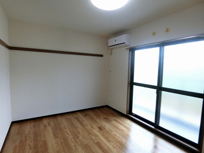 【洋室】 | ホワイトエレガンスⅡ | 南向き洋室7帖☆バルコニーに繋がるお部屋です！エアコン付きで1年中快適に過ごせますね☆