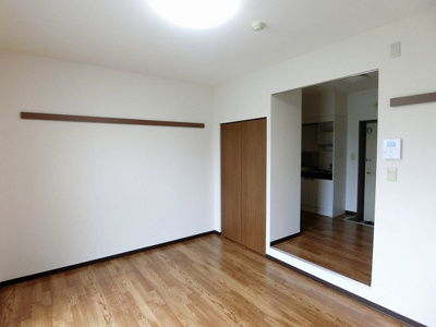 【寝室】 | ホワイトエレガンスⅡ | 南向き洋室7帖☆クローゼットがあります♪お洋服がスッキリ収納できて、整理しやすくなりますね☆