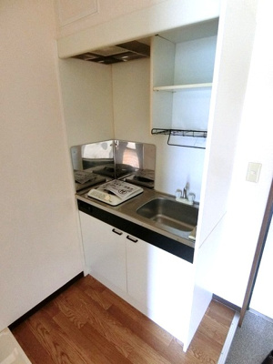 【キッチン】 | ホワイトエレガンスⅡ | 1口ガスコンロ付きのキッチンです！場所を取るお鍋やお皿もすっきり収納できます♪自炊生活で楽しく健康に！