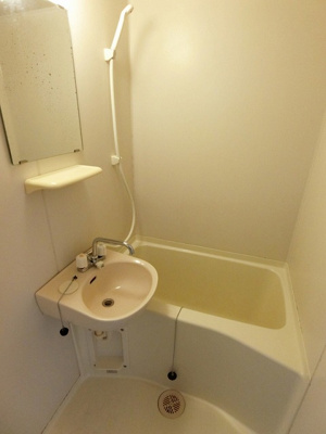 【浴室】 | ホワイトエレガンスⅡ | バスルームは洗面台付きの2点ユニットです♪お風呂に浸かって一日の疲れもすっきりリフレッシュ♪