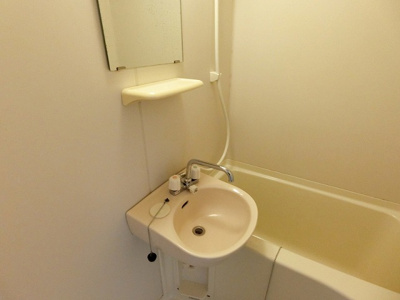 【洗面所】 | ホワイトエレガンスⅡ | バスルームにある洗面台です！鏡の前で身支度ばっちりできちゃいます◎