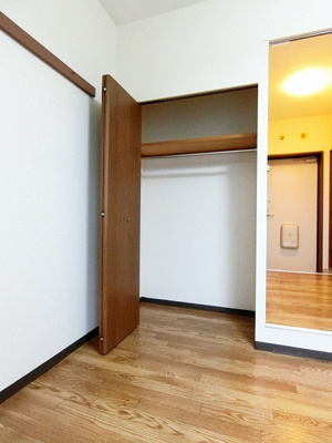 【収納】 | ホワイトエレガンスⅡ | ※参考写真※洋室7帖のお部屋にあるクローゼットです♪大切なお洋服もしわにならないようにハンガーがけができます☆