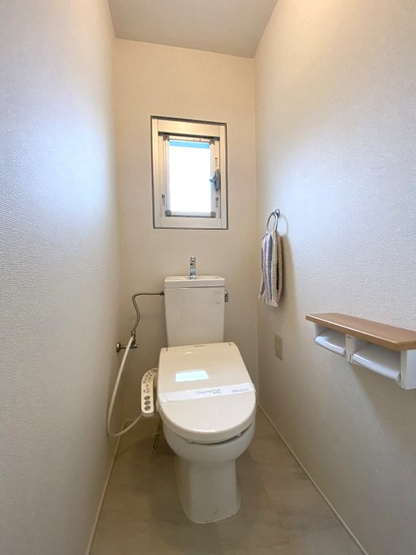 【トイレ】 | コーポラス坂本 | トイレは温水洗浄便座付き♪人気のバストイレ別です♪小窓付きで換気もOK！横にはタオルを掛けられるハンガーもあります♪