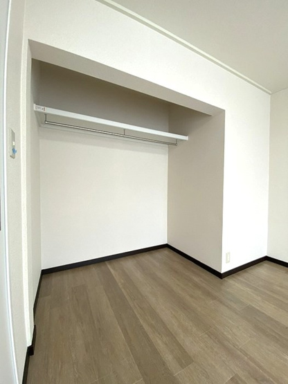 【収納】 | コーポラス坂本 | 洋室6帖のお部屋にあるオープンクローゼットです◎大切なお洋服もしわにならないようにハンガーがけができます☆