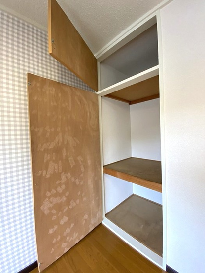 【収納】 | コーポラス坂本 | ダイニングキッチンには収納スペースを完備♪奥行きがあるので、かさ張るお掃除用品などもすっきり収納できて便利！
