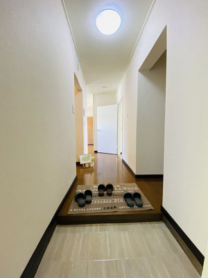 【玄関】 | コーポラス坂本 | 玄関から室内への景観です！右手には洋室6帖のお部屋、左手には洗面所・バスルーム・トイレがあります☆