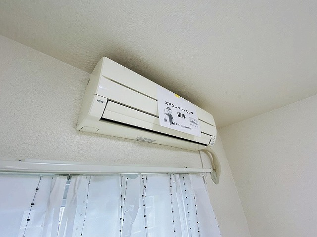 【設備】 | コーポラス坂本 | 暑い夏や寒い冬に大活躍！洋室6帖のお部屋(間取図中央)にあるエアコンです☆冷暖房完備で1年中快適に過ごせます♪