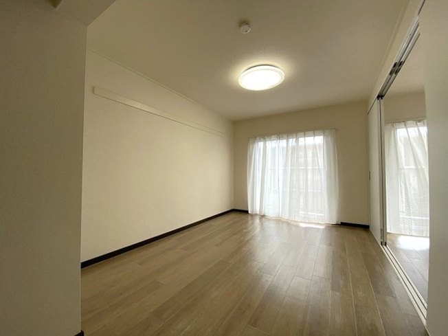【洋室】 | コーポラス坂本 | 南東向き洋室6帖(間取図右)☆バルコニーに繋がるお部屋は陽当たり良好です♪洋室なのでお掃除もカンタンです！