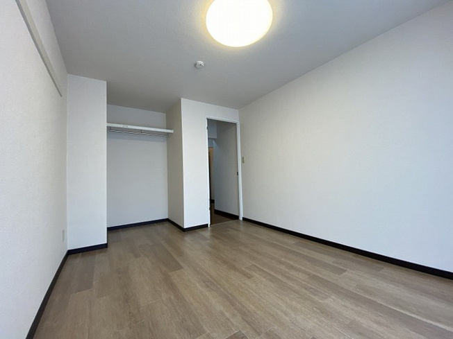 【子供部屋】 | コーポラス坂本 | 南東向き洋室6帖☆こちらのお部屋にもオープンクローゼットがあります！お洋服の多い方もお部屋が片付いて快適に過ごせますね♪