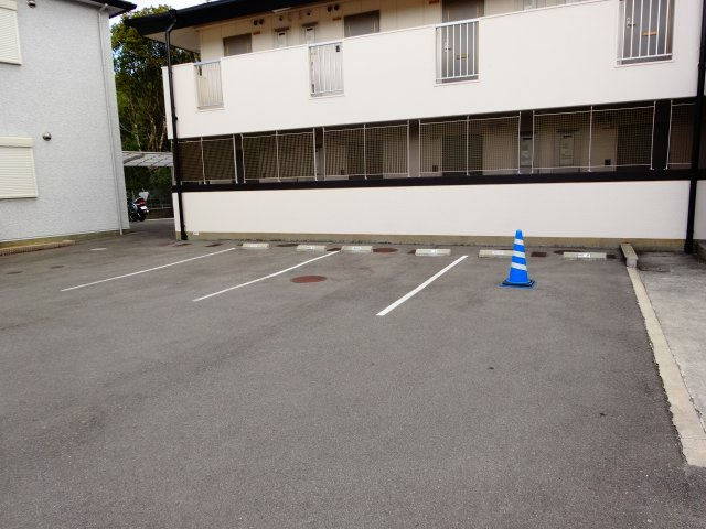 ヴィアベルデアネックスの駐車場