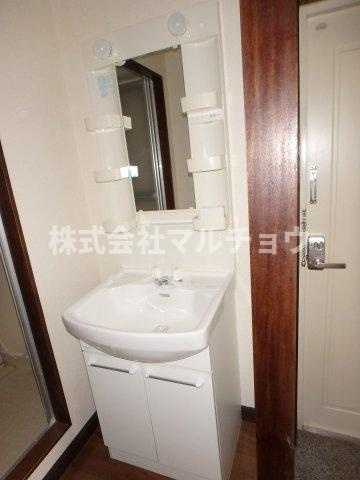 マンションスカイピアの独立洗面台|独立洗面台、小物を置くことができて便利です