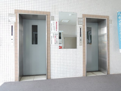 【その他共用部分】 | 磯子駅前ビル | お買い物時やベビーカーの出し入れに便利なエレベーター付。
混雑時にも便利なエレベーター2基付です。