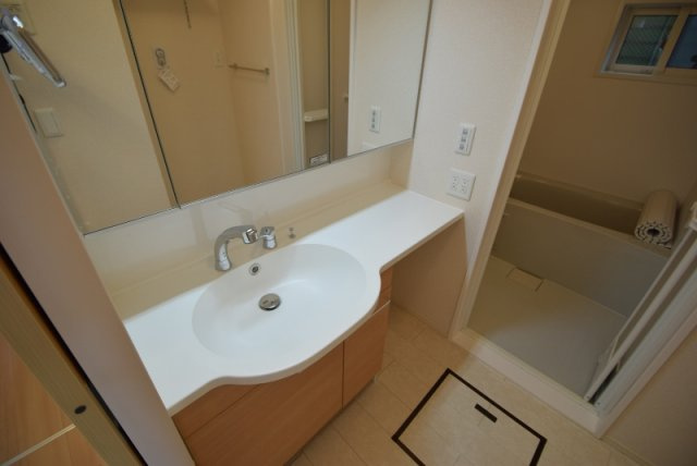 ＦＲＥＡ（フレア）の洗面所|大きな洗面台と鏡