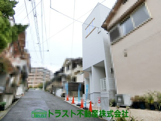 神戸市垂水区名谷町室山　新築戸建の前面道路含む現地写真