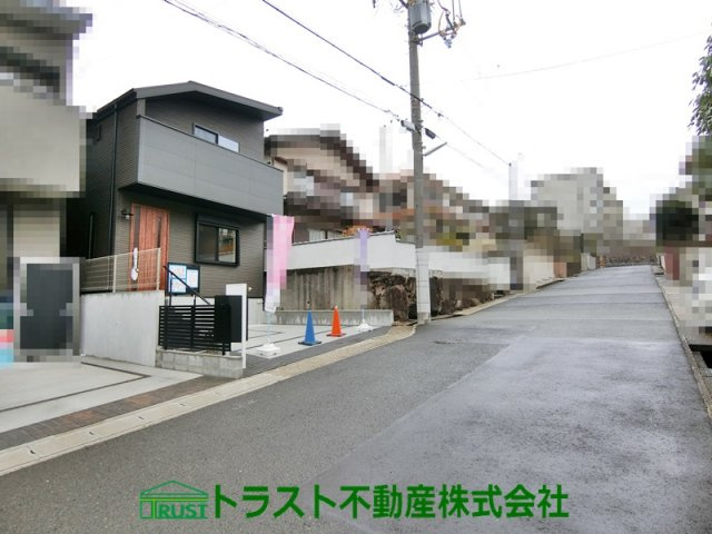 神戸市垂水区桃山台1丁目　新築戸建の前面道路含む現地写真