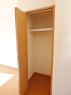 【収納】 | シンフォニアＡ | 収納下部には段差がなくキャスター付き収納家具も使えます