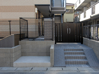 【エントランス】 | リッチトレイン | オートロックゲート付