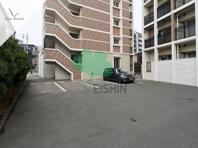ラファセ美野島の駐車場