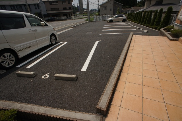 ソルレヴェンテⅡAの駐車場
