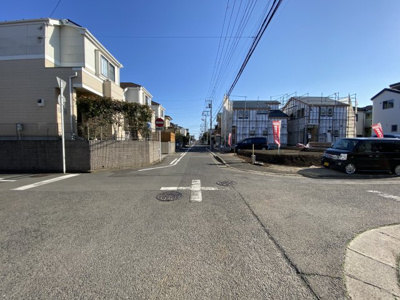 【前面道路含む現地写真】 | 売主　MLH六会日大前全4棟　新築分譲№③　 | 前面道路含む現地写真です