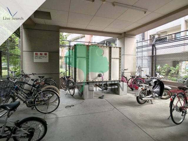 アドハウス県庁前の外観