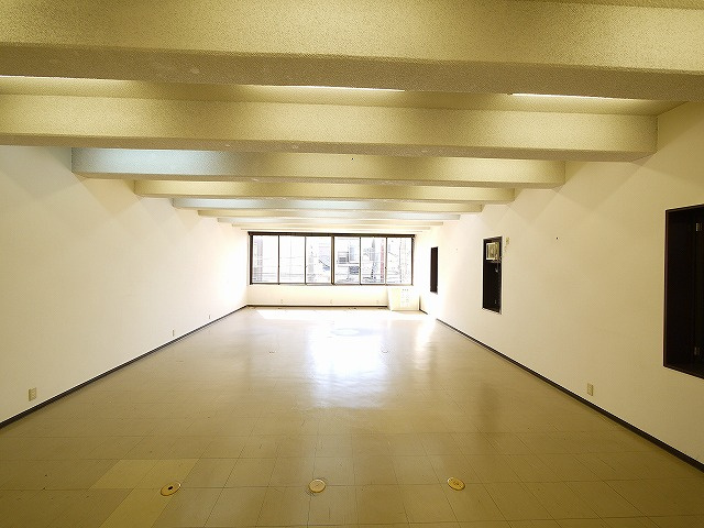 アルファ林小路の内装