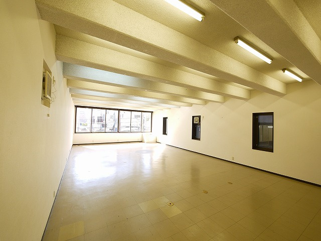 アルファ林小路の内装