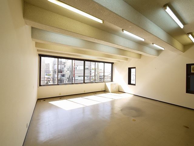 アルファ林小路の内装