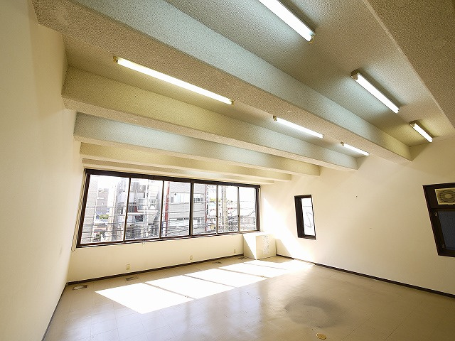 アルファ林小路の内装