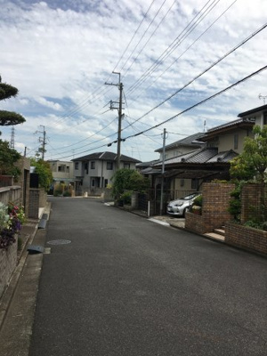 【前面道路含む現地写真】 | 大津市仰木の里東5丁目7-5　中古戸建 | 北側6ｍ道路（西側から）