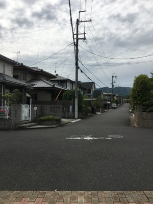 【前面道路含む現地写真】 | 大津市仰木の里東5丁目7-5　中古戸建 | 北側6ｍ道路（東側から）