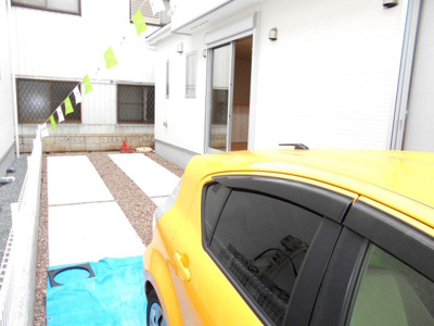【駐車場】 | 新築　伊奈町　小室　全2棟　1号棟　角地 | 車をお持ちの方に嬉しい駐車場付きの物件です。・志久駅徒歩9分・駐車場２台・南向き・４LDKとｲﾝﾅｰﾊﾞﾙｺﾆｰ・小室小・伊奈中・角地・