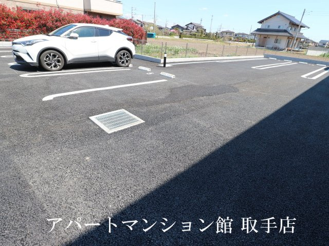 グランディルの駐車場