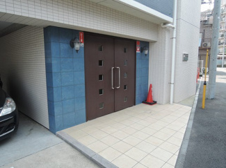 【エントランス】 | 横浜市営地下鉄ブルーライン「吉野町」駅徒歩16分又はバス10分「天神橋」停歩2分。
大切なペットと暮らせるマンションです。