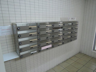 【その他共用部分】 | 集合ポストです。
郵便物はこちらからお取りください。