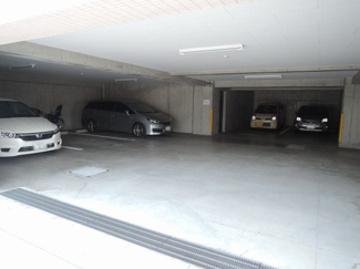 【駐車場】 | 平置き駐車場です。
お車をお持ちの方も安心です。
