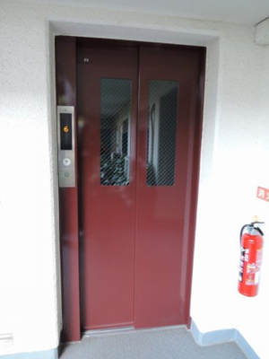 【その他共用部分】 | 大倉山フラット | お買い物時やベビーカーの出し入れに便利なエレベーター付。