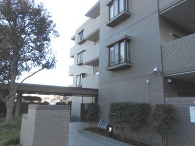 【外観】 | ソルシェ横浜西谷 | 窓の大きなLDK！南向きの為日照良好
住まいの独立性を高める玄関ポーチ付♪