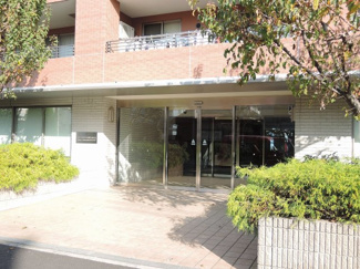 【エントランス】 | 京急本線「鶴見市場」駅徒歩11分、JR京浜東北線「鶴見」駅徒歩18分。