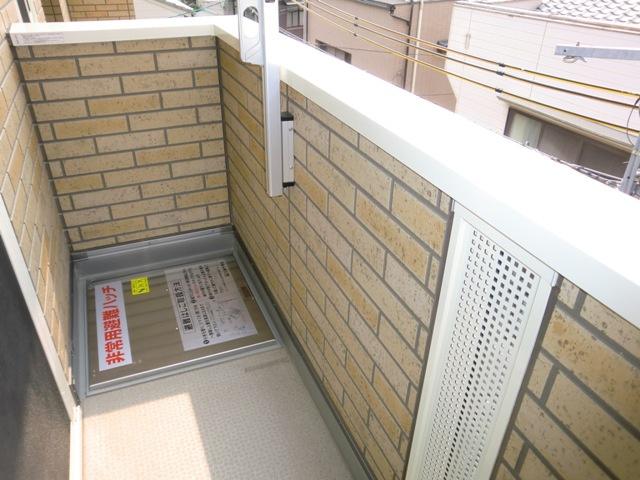 大阪市淀川区十三東２丁目のアパートのバルコニー