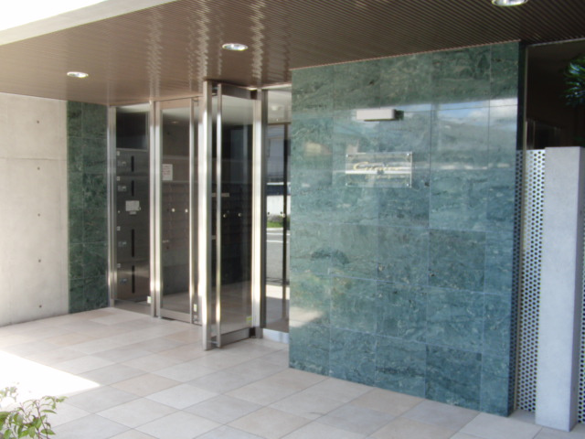 豊中市千成町３丁目の賃貸マンションのエントランス